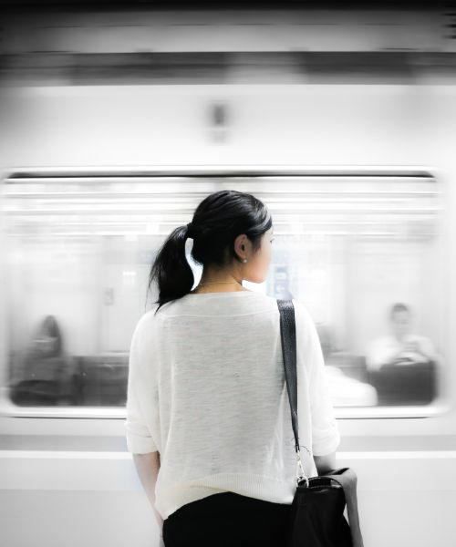 fille avec un sac