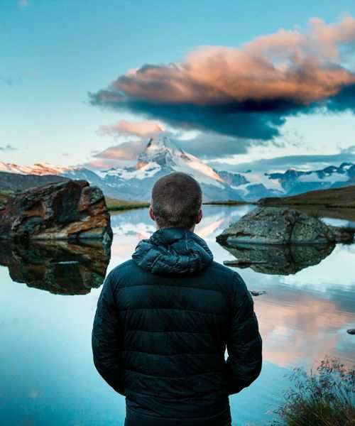 garcon dans un univers paradisiaque